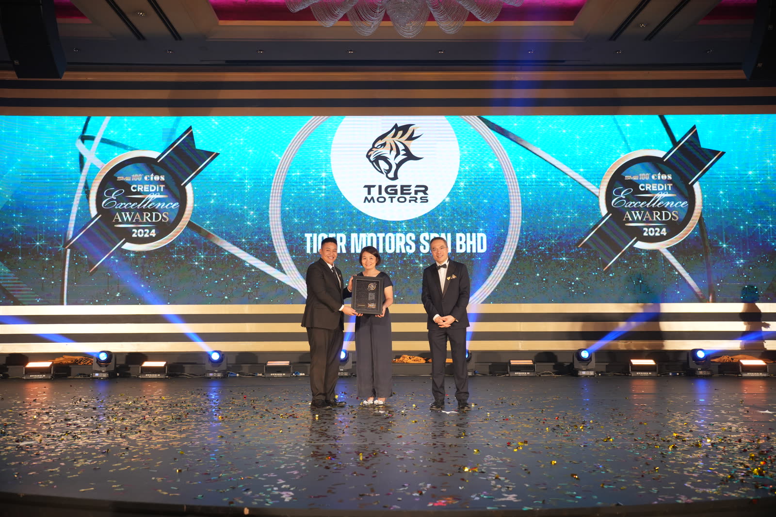 Tiger Motors receiving the SME100 CTOS Credit Excellence Award 2024 on stage